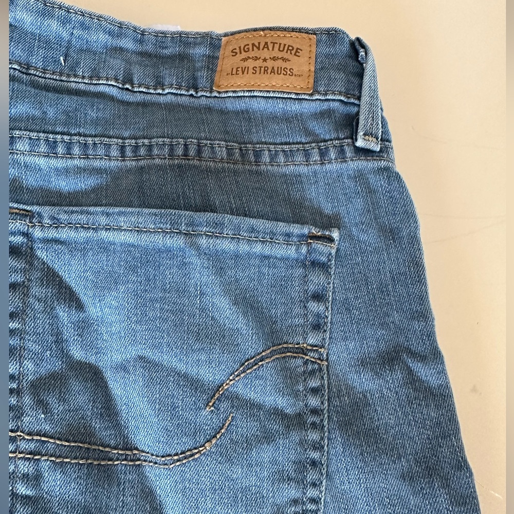 Levi’s - Picture 2 of 5